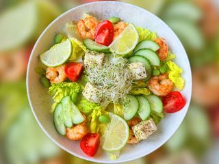 Салат з тигровими креветками (215g)