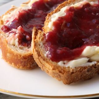 Tosta con Mantequilla y Mermelada.
