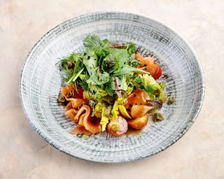 Салат з лососем та авокадо (200г)