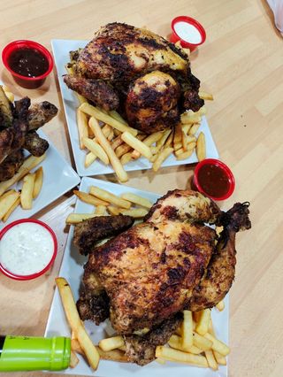 3 Pollo A L'Ast Entero Con Ensalada Hawaiana Y Alitas De Pollo