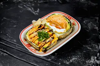 Burger sushi fără orez cu creveți și crab