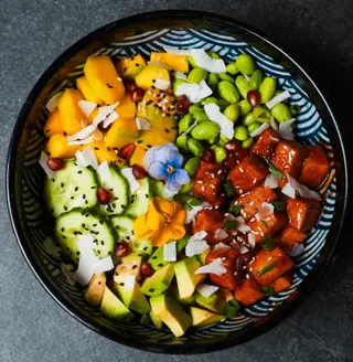 Poke Bowl z tofu w sosie teriyaki