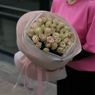 35 троянд в упакуванні Пінк Атена