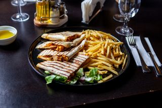 Quesadilla cu cartofi prăjiți si sos