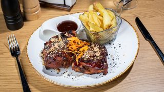 Coaste de porc gătite lent în sos BBQ