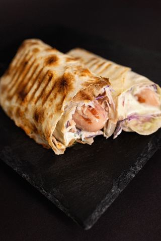 Hot dog w lawasze z serdelką duża - 3 serdelki 