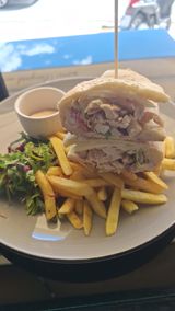 Sendvič sa piletinom i mozzarellom