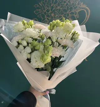  Eustoma w połączeniu z goździkami