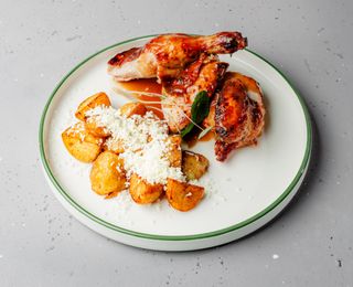 Jumătate de pui cu cartofi noi