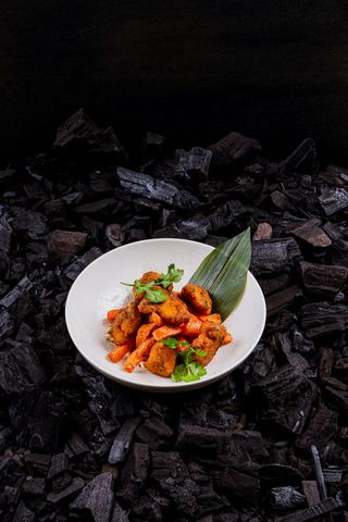 Popcorn din pui tonkatsu cu cartofi dulci prăjiți și sos chili-mayo