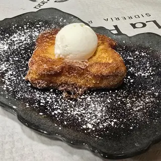 Torrija de pan brioche al baileys