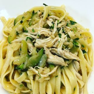 Fetuccini con setas y bacon salteado