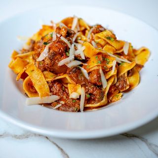 Coda alla vaccinara fettuccina pasta all'uovo