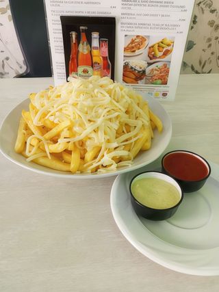 Papas Locas Con Queso Amarillo Y Salsas