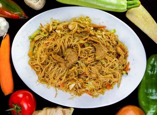 1744.Оризови спагети със свинско ,зеленчуци и яйца