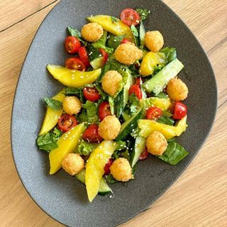 Фирменный салат от FRESH COFFEE c манго и сырными шариками