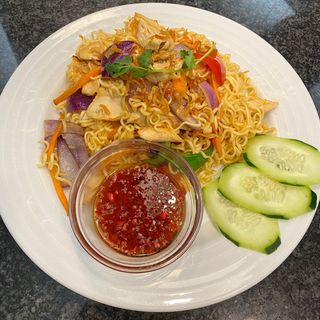 Stir-fried chicken noodles 