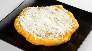  Langos cu telemea sarata