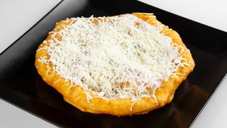  Langos cu telemea sarata