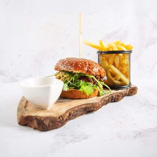 Didovo zlato burger sa pomfritom + Coca-Cola 0.5l