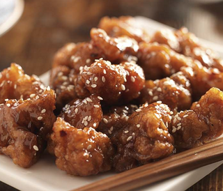 Pollo Teñido De Sésamo