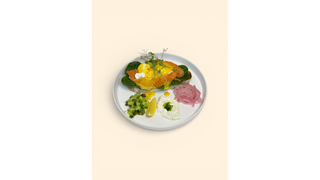 Tost z łososiem i jajkami w koszulce