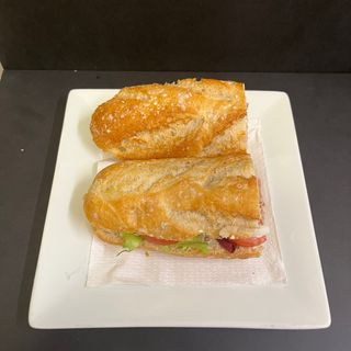 Bocadillo Caliente Vegetal Con Atún