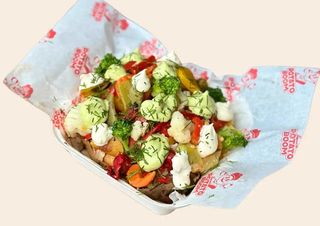 Warzywa z sosem na wybór : bazyliowy lub wegański Majo