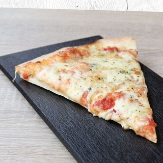 Porción de pizza de 4 quesos