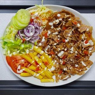 Piatto kebab con patatine fritte