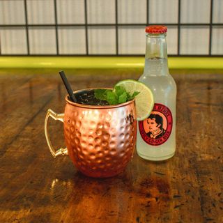 MEZCAL MULE CON GINGER BEER.