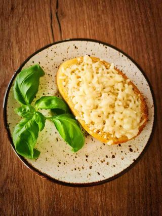 PIECZYWO CZOSNKOWE Z SEREM