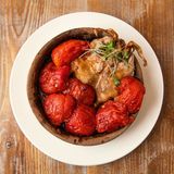 შემწვარი მწყერი კარაქში შემწვარი პომიდვრით