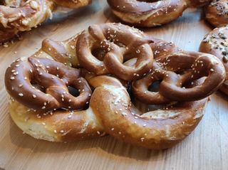 Bretzel ai semi di sesamo