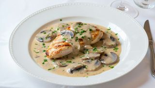 Piept de pui cu smântână și ciuperci