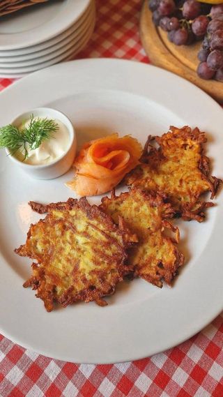 Placki ziemniaczane z łososiem wędzonym