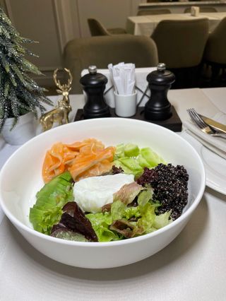 Салат з слабосоленим лососем (300г)