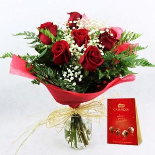 Ramo de rosas acompañado de bombones