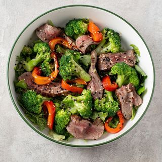 Салат с брокколи мясом и азиатской заправкой (250г)