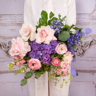 Buchet de vara colorat cu hortensie si trandafiri