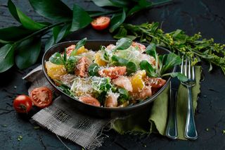 Salată cu somon și portocală