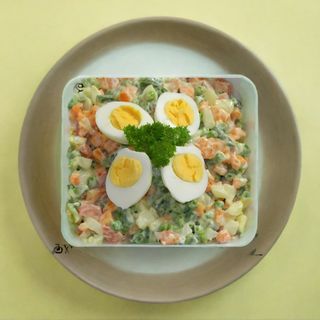 Macédoine aux oeufs et pain