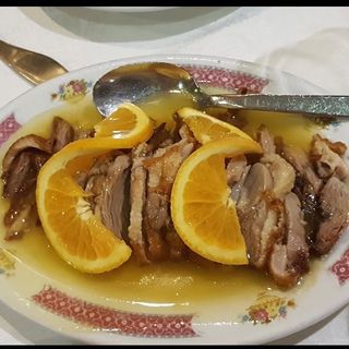 Pato asado con salsa de naranja