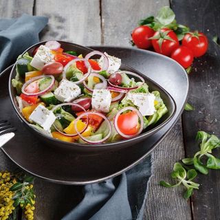 Salata feta, rosii, castraveti