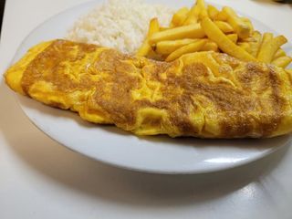 Omelete com Fiambre arroz e batata.