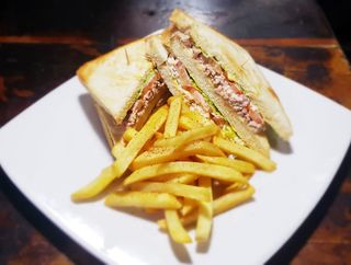 Sandwich Yanky con patatas fritas