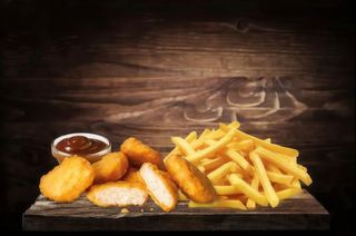 Nuggets de queijo e chili com batata frita