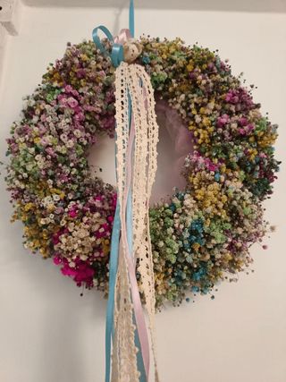 Wianek z suszonej kolorowej gipsówki