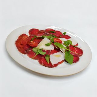 Carpaccio de ternera con parmesano, rúcula y focaccia