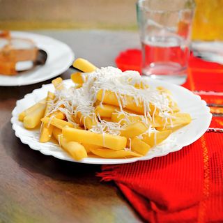 Пресни  пържени картофи със сирене